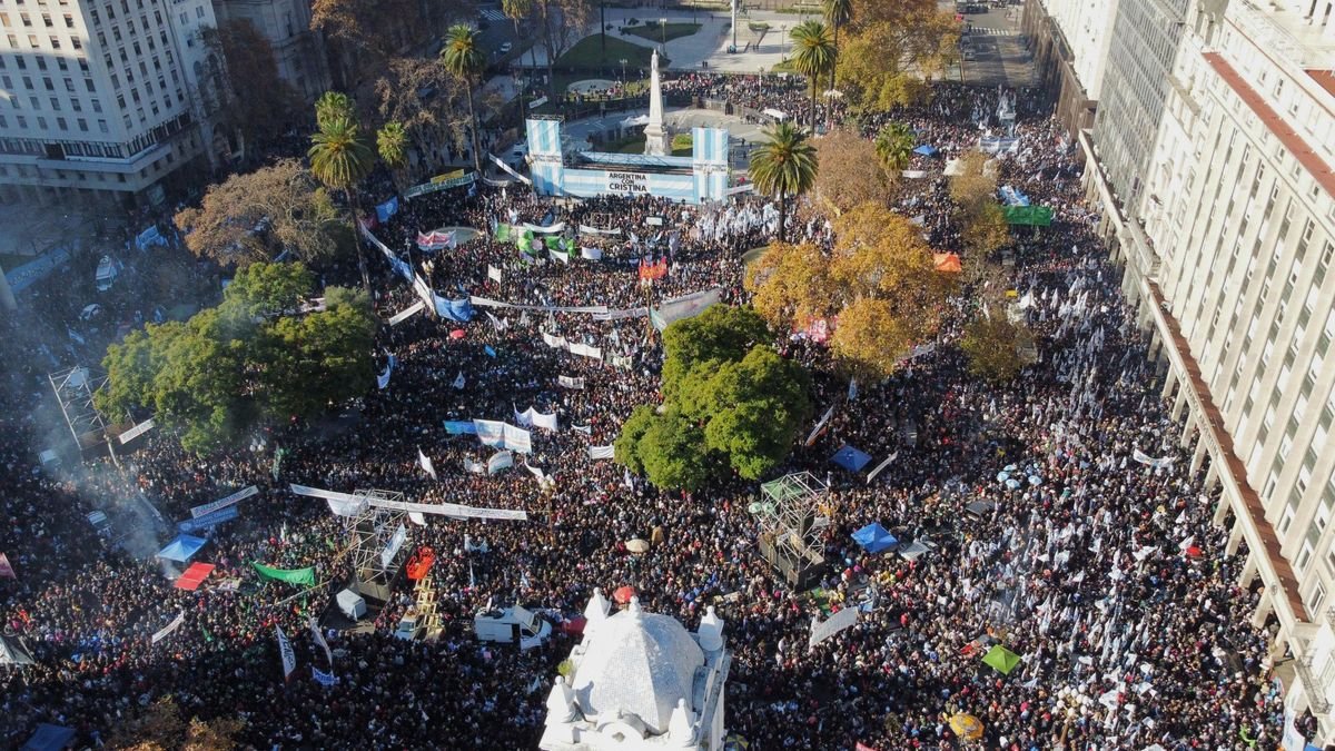 vista de plaza de mayo en la movilizacion argentina con cristina kirchner - junio 2025