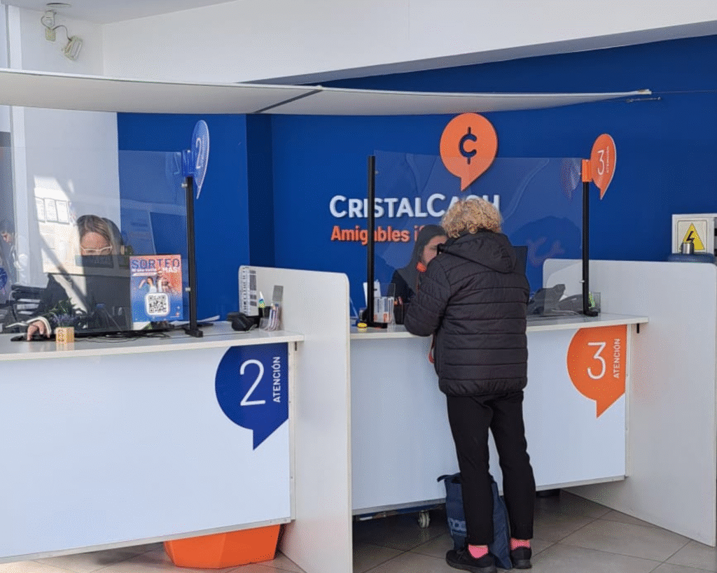 Persona tomando un préstamo en cristalcash La Plata